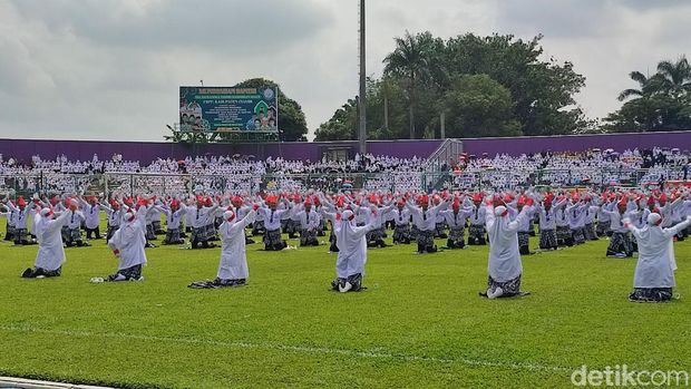 Ribuan Santri dari seluruh pondok pesantren di Kabupaten Ciamis, Jawa Barat, menggelar munggahan bersama di Stadion Galuh, Senin (20/3/2023).