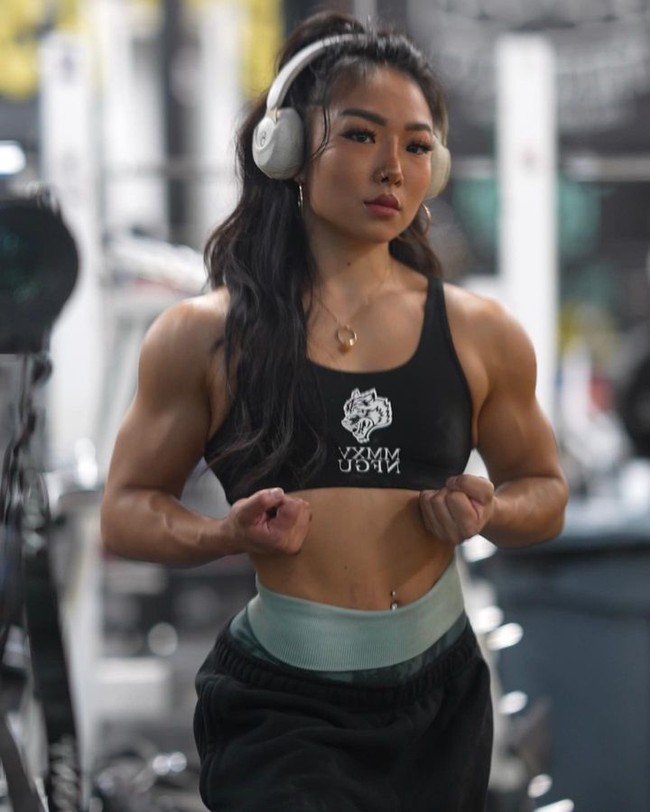 Selain foto dan videonya mengangkat beban, Ru juga sering bikin heboh di media sosial karena video seksinya ketika  menari. Ia sendiri mengaku suka menari untuk membebaskannya dari gangguan mental setelah mengalami cedera punggung dan mengalami kekerasan. Foto: Instagram @the.littlebeast