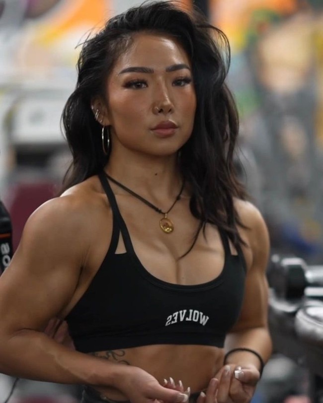 Kini Ru adalah powerlifter elite internasional yang berarti ia adalah salah satu yang paling top dalam kelasnya. Olahraga itu sangat membebaskan dan kamu hanya fokus untuk mengangkat beban sebanyak mungkin, ungkap wanita yang bisa mengangkat 181 kg beban itu.Foto: Instagram @the.littlebeast