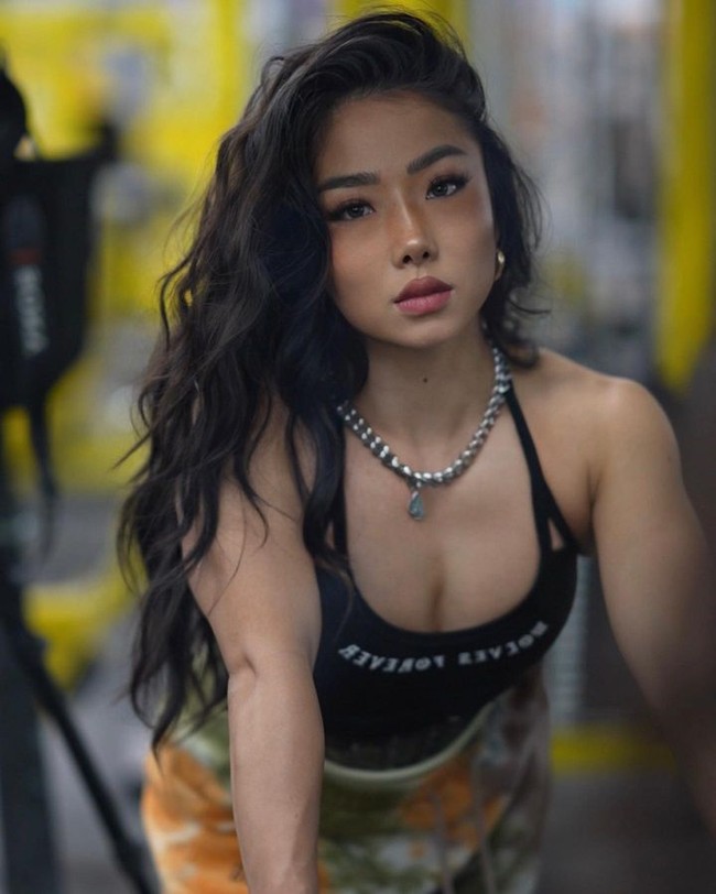 Powerlifter bernama Ru jadi sorotan di media sosial karena pesonanya. Ru sering membuat netizen kagum dengan kecantikan dan kekuatannya. Foto: Instagram @the.littlebeast