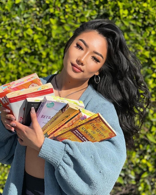 Ketika itu, Ru sering diminta gurunya untuk mengurangi berat badan. Dia yang awalnya akan datang padaku dan bilang hilangkan ini dan dia akan mencubit tubuhku dan bilang hilangkan ini minggu depan. Dan aku tidak tahu bagaimana. Aku di kelas tujuh mungkin usia 11 jadi aku bertanya padanya dan dia akan menyuruh ibuku untuk membuatku diet 400 kalori, katanya dilansir Dailymai. Foto: Instagram @the.littlebeast