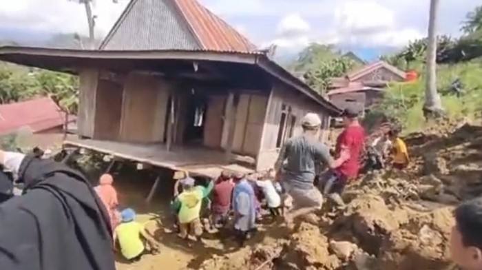 Rumah panggung di Enrekang, Sulsel ambruk saat dipindahkan.