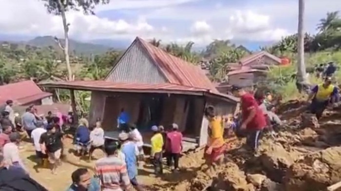 Rumah panggung di Enrekang, Sulsel ambruk saat dipindahkan.