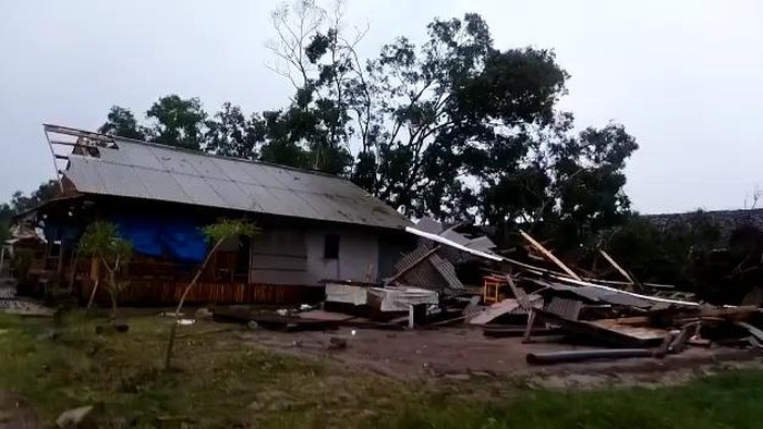 Rumah warga rusak diterjang angin puting beliung di Purwakarta.