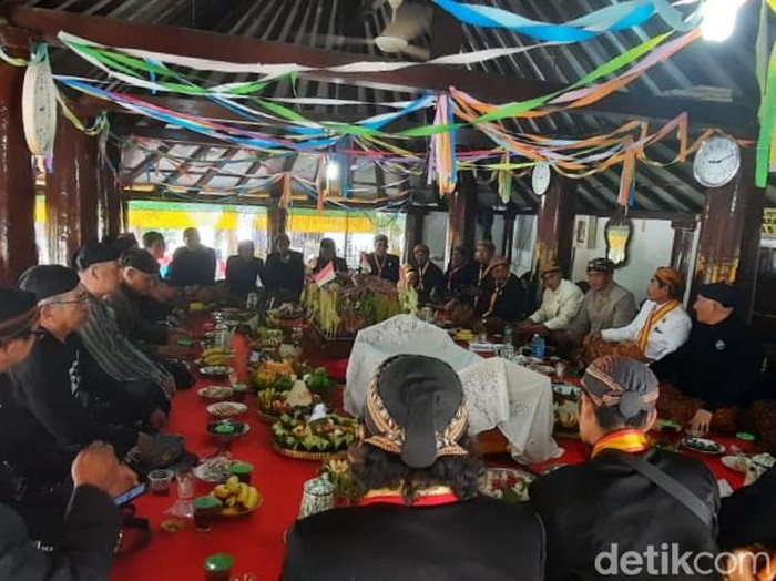 Sadranan di makam Sunan Pandanaran, Desa Paseban, Kecamatan Bayat, Klaten, Senin (20/3/2023).