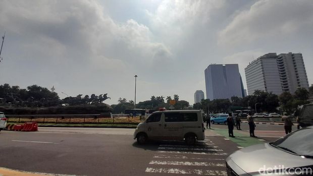 Sejumlah elemen masyarakat akan menggelar aksi unjuk rasa di Patung Kuda, Gambir, Jakarta Pusat. Polisi melakukan rekayasa lalu lintas. (Ilham Oktafian/detikcom)