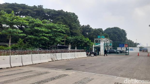Sejumlah elemen masyarakat akan menggelar aksi unjuk rasa di Patung Kuda, Gambir, Jakarta Pusat. Polisi melakukan rekayasa lalu lintas. (Ilham Oktafian/detikcom)