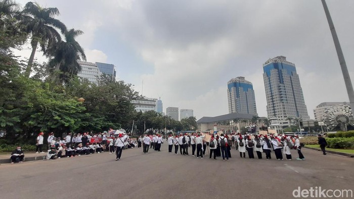 Sejumlah elemen masyarakat akan menggelar aksi unjuk rasa di Patung Kuda, Gambir, Jakarta Pusat. Polisi melakukan rekayasa lalu lintas. (Ilham Oktafian/detikcom)
