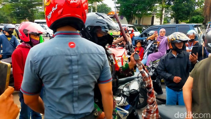 Seorang anggota Babinsa, Sertu Hartono, menangkap 3 remaja yang membawa celurit panjang. Dia mengejar hingga akhirnya menangkap ketiga remaja tersebut. (dok Pendam Jaya)