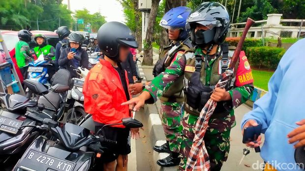 Seorang anggota Babinsa, Sertu Hartono, menangkap 3 remaja yang membawa celurit panjang. Dia mengejar hingga akhirnya menangkap ketiga remaja tersebut. (dok Pendam Jaya)
