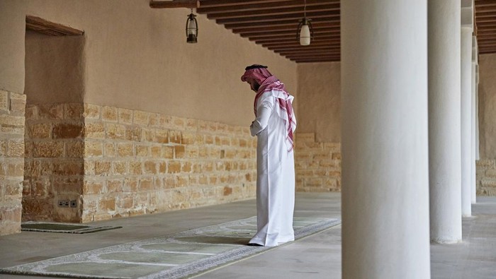 Suasana Masjid Al Faruq Umar bin Khattab di Dubai, Uni Emirat Arab bikin adem dan betah beribadah di sini. Yuk, intip masjidnya.