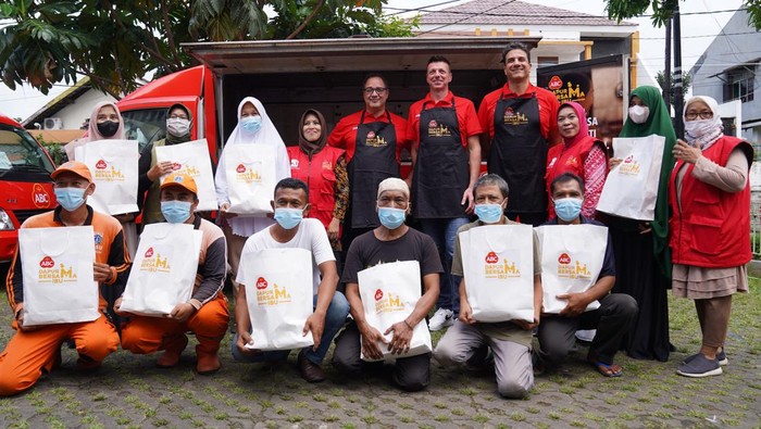 Heinz ABC Indonesia bersinergi dengan Foodbank of Indonesia (FOI). Mereka akan membagikan 125.000 paket makanan sahur dan buka puasa selama Ramadan.