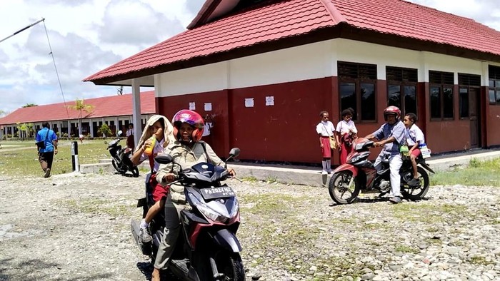 Siswa di Dekai, Kabupaten Yahukimo, Papua Pegunungan kembali masuk sekolah usai diliburkan karena teror Kelompok Kriminal Bersenjata (KKB).