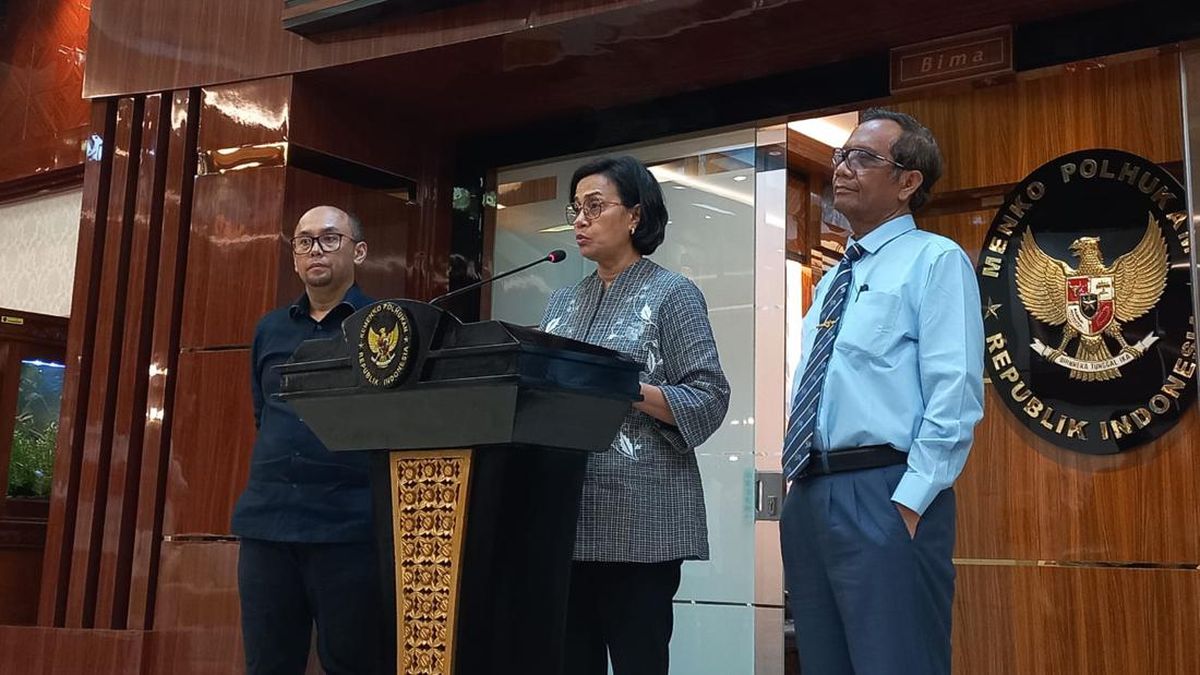 Mehmonxonada voyeur porno Elektrikchi yosh ayolni sikdi