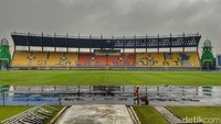 Salah satu momen persiapan Stadion Si Jalak Harupat di Kabupaten Bandung, Jawa Barat, menyambut ajang Piala Dunia U-20. Namun sayang, FIFA telah membatalkan Indonesia sebagai tuan rumah Piala Dunia U-20.Foto: Yuga Hassani