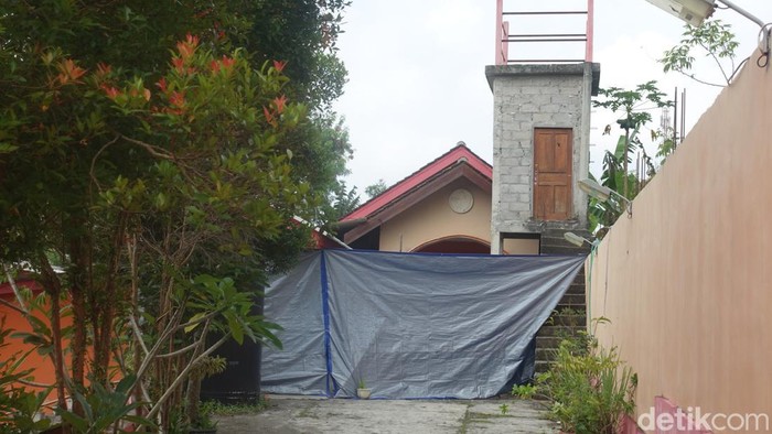 Suasana di kompleks wisma lokasi penemuan mayat wanita diduga korban mutilasi di Jalan Kaliurang (Jakal), Pakem, Sleman, Senin (20/3/2023).