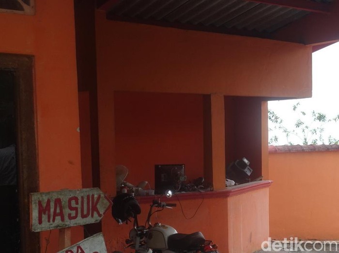 Suasana di kompleks wisma lokasi penemuan mayat wanita diduga korban mutilasi di Jalan Kaliurang (Jakal), Pakem, Sleman, Senin (20/3/2023).