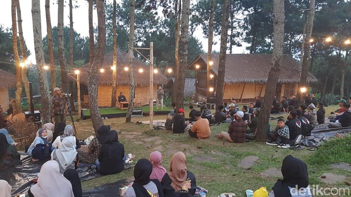 Suasana di Sekolah Rimba Indonesia yang dibangun Ustaz Hanan Attaki di Bandung.