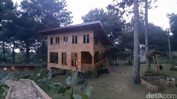 Suasana di Sekolah Rimba Indonesia yang dibangun Ustaz Hanan Attaki di Bandung.