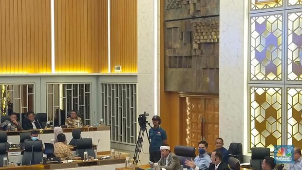 Ketua Komisi IV DPR Sudin memutuskan menunda raker karena Mentan Syahrul Yasin Limpo tak hadir.