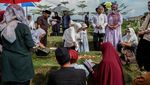 Suasana Ziarah Kubur di Pemakaman COVID-19 Jelang Ramadan