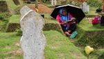 Suasana Ziarah Kubur di Pemakaman COVID-19 Jelang Ramadan