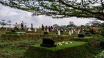 Suasana Ziarah Kubur di Pemakaman COVID-19 Jelang Ramadan