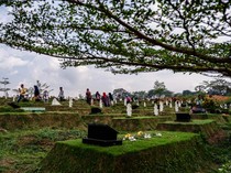 Apakah Harus Mandi setelah Ziarah Kubur? Begini Adabnya