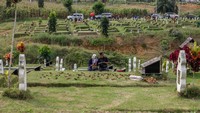 Masyarakat ramai-ramai berkunjung ke makam keluarga yang tidak bisa lagi menjalani bulan Ramadan bersama.  