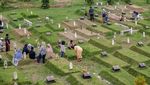 Suasana Ziarah Kubur di Pemakaman COVID-19 Jelang Ramadan