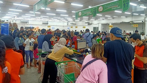 Suasana antrian panjang di kasir salah satu supermarket di Kota Denpasar, yakni Tiara Dewata Sanglah, Jalan Diponegoro No. 183 Denpasar, Bali pada Senin (20/3/2023).