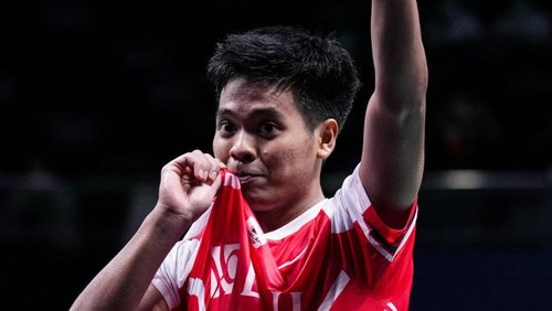 BANGKOK, THAILAND - MAY 11: Syabda Perkasa Belawa of Indonesia celebrates the victory in the Mens Single match against Lee Yun Gyu of Korea during day four of the BWF Thomas and Uber Cup Finals at Impact Arena on May 11, 2022 in Bangkok, Thailand. (Photo by Shi Tang/Getty Images)