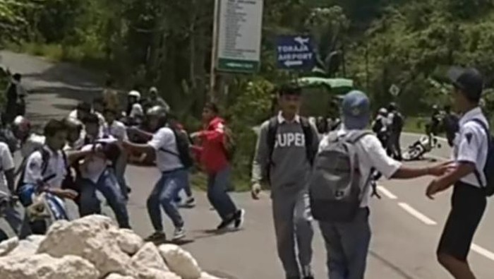 Tawuran antar pelajar SMA di Tana Toraja, Sulsel.