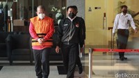 Laurenzius disebut awalnya merupakan pengacara Ivana Kwelju (IK). Ivana diketahui merupakan salah satu tersangka dalam kasus suap Bupati Tagop.