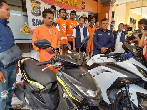 Tersangka pencurian ponsel bersama pacar di Buleleng, Rachmat Sabirin alias Arif saat dihadirkan pada konferensi pers di Polres Buleleng, (20/3/2023). (Made Wijaya Kusuma)