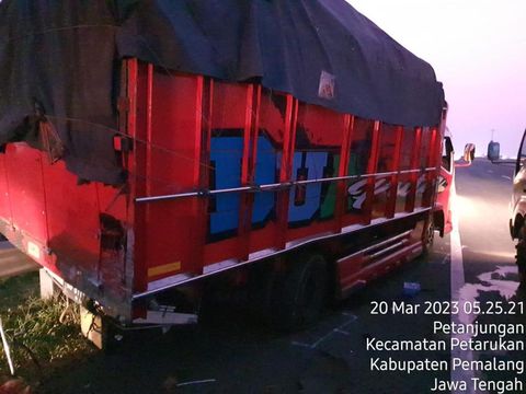 TKP kecelakaan menewaskan pebulutangkis Syabda Perkasa Belawa di Tol Pemalang, Senin (20/3/2023).