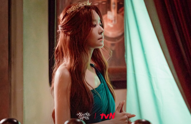 Di tahun yang sama dengan penayangan The Glory Part 2, Cha Joo Young tampil di The Heavenly Idol sebagai dewi yang menjaga keseimbangan dua dunia. Foto: Instagram