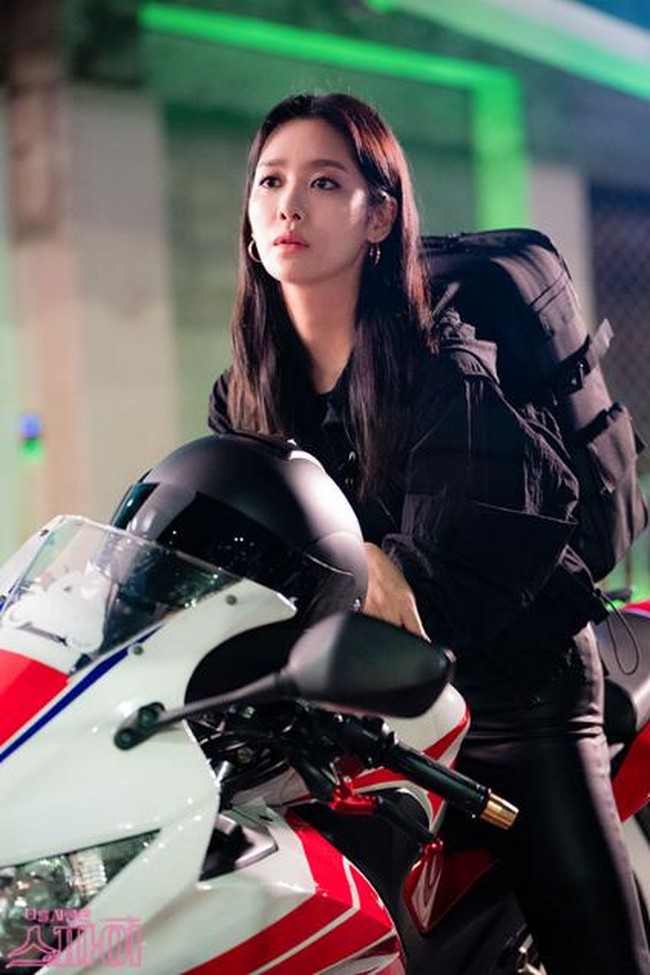 Penggemar dapat melihat penampilan badass Cha Joo Young dalam drama Korea The Spies Who Loved Me. Dia berperan sebagai seorang agen interpol rahasia dengan IQ 157. Foto: Instagram