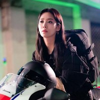 Penggemar dapat melihat penampilan badass Cha Joo Young dalam drama Korea The Spies Who Loved Me. Dia berperan sebagai seorang agen interpol rahasia dengan IQ 157. Foto: Instagram