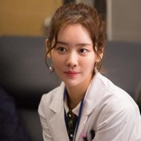 Dia pun menjelma menjadi seorang ahli bedah plastik yang menyelingkuhi suaminya dalam drama Korea Wok of Love. Foto: Instagram