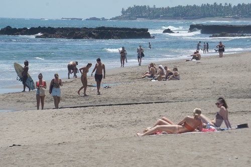 Turis asing berjemur dan menikmati deburan ombak Pantai Batu Bolong di Desa Canggu, Kecamatan Kuta Utara, Badung, beberapa waktu lalu. (Agus Eka)