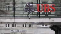 Pemerintah Swiss mengatakan akan menyediakan lebih dari US$ 9 miliar (Rp 135 triliun) untuk menutupi beberapa kerugian yang mungkin timbul atas akuisisi Credit Suisse. Bank Nasional Swiss juga menyediakan likuiditas lebih dari US$ 100 miliar kepada UBS untuk membantu memfasilitasi kesepakatan tersebut. REUTERS/Moritz Hager/File Photo.