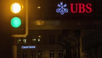Urgensi di pihak regulator dipicu oleh prospek yang semakin mengerikan di Credit Suisse. Bank menghadapi arus keluar pelanggan sebanyak $10 miliar per hari minggu lalu. Proses kilat megamerger perbankan global ini terjadi karena regulator khawatir kegagalan Credit Suisse dapat menjadikan Swiss sebagai sumber baru penularan krisis perbankan global. REUTERS/Denis Balibouse.