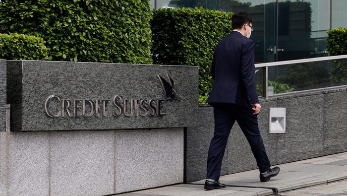 Bank terbesar Swiss UBS setuju untuk mengakuisisi Credit Suisse yang tengah bermasalah. Nilai akuisisinya sebenar US$ 3,25 miliar (Rp 49 triliun).