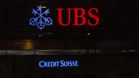 Bank terbesar Swiss UBS setuju untuk mengakuisisi saudara satu negara yang bermasalah Credit Suisse senilai US$ 3,25 miliar (Rp 49 triliun) yang akan dibayarkan dengan saham UBS kepada pemegang saham Credit Suisse. Dalam kesepakatan (all share) ini, Credit Suisse dihargai 0,76 Swiss Franc (SFr) atau jauh lebih kecil dari harga penutupan perdagangan Jumat (17/3) pekan lalu di angka SFr 1,86. REUTERS/Denis Balibouse.