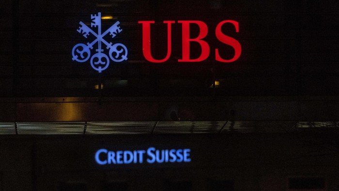 UBS Siap Akuisisi Credit Suisse yang Bermasalah Bank terbesar Swiss UBS setuju untuk mengakuisisi Credit Suisse yang tengah bermasalah. Nilai akuisisinya sebenar US$ 3,25 miliar (Rp 49 triliun).