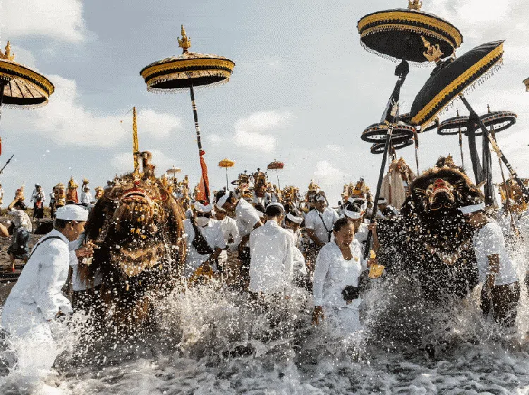 Umat Hindu Bali Menyucikan Diri Lewat Upacara Melasti