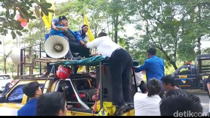 Unjuk rasa mahasiswa dan korban penggelapan KSP Karya Bhakti di Batam ricuh.