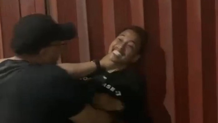 Video seorang pria mencekik, menampar, hingga meludahi seorang pria lainnya viral di media sosial. (Foto: Istimewa)