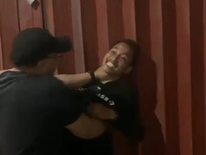 Video seorang pria mencekik, menampar, hingga meludahi seorang pria lainnya viral di media sosial. (Foto: Istimewa)
